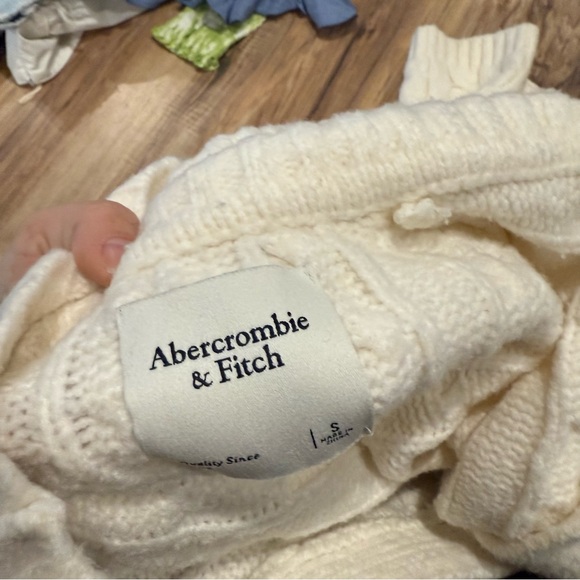 Abercrombie & Fitch Cable Notch-Neck Sweater - Picture 12 of 13